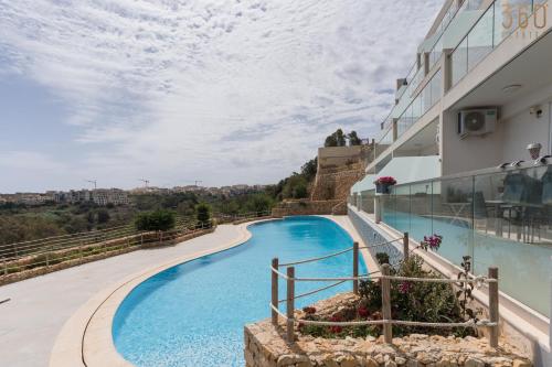 Bazén v ubytování Stunning 3BR home in Gozo with access to pool by 360 Estates nebo v jeho okolí