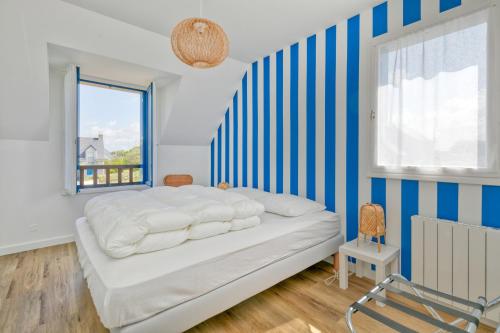 ル・クロワジックにあるPetite maison -のベッドルーム1室(青と白のストライプのベッド1台付)