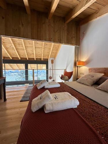 une chambre avec deux lits avec des serviettes dessus dans l'établissement Moixeró casa en Estavar, à Estavar