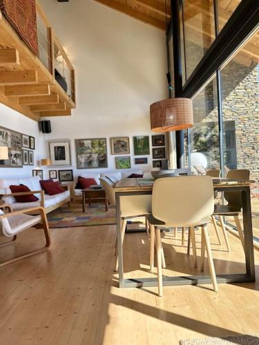 une salle à manger avec une table et des chaises dans l'établissement Moixeró casa en Estavar, à Estavar