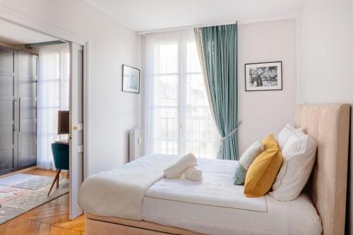 une chambre avec un lit et une grande fenêtre dans l'établissement Le La Fayette Confort & calme avec parking privé, à Versailles