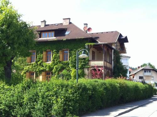 a house covered in ivy on the side of a street at Villa Martiny in Seeboden