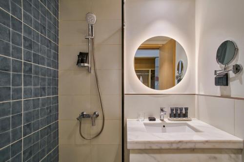 Marassi Boutique Hotel-Marina 1 في العلمين: حمام مع حوض ودش