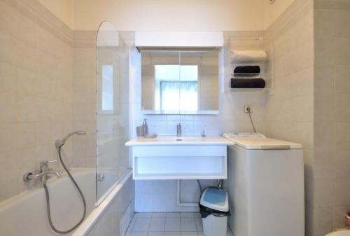 une salle de bain avec un lavabo, une baignoire et des toilettes dans l'établissement Home Sweet Home, à Antibes