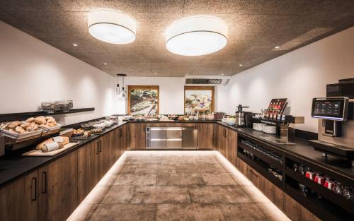 a large kitchen with aasteryasteryasteryasteryasteryasteryasteryasteryasteryasteryastery at Hotel Schölzhorn Superior in Racines
