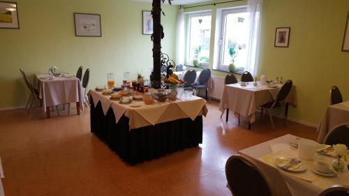 Hotel Schwanenburg tesisinde bir restoran veya yemek mekanı