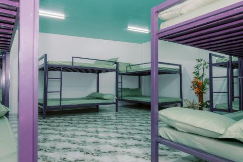 Tempat tidur susun dalam kamar di Villa Leonida Resort