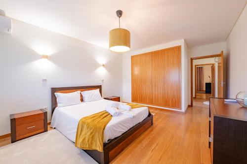 Un dormitorio con una cama grande y un escritorio. en Brook House, en Vieira do Minho