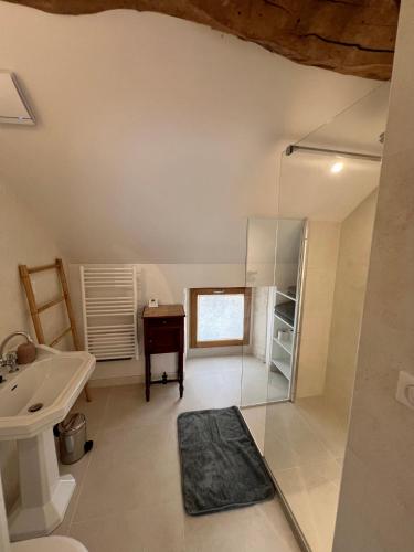 une salle de bain avec un lavabo et une douche en verre dans l'établissement La Petite Maison, à Auxey-Duresses