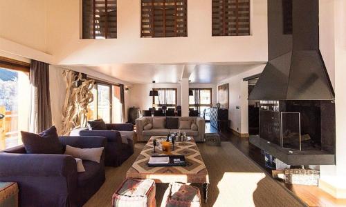 un salon avec des canapés et une cheminée dans l'établissement Impala Lodge - Chalet somptueux, à Les Allues