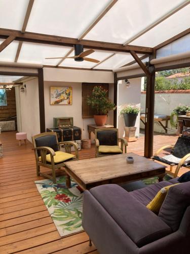 un salon avec un canapé et une table dans l'établissement Un petit havre de paix, à Saint-Estève