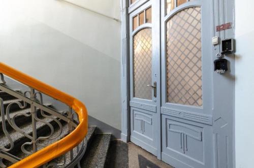 eine Tür in einem Zimmer mit Treppen und Geländer in der Unterkunft Centrum 2 Struga 46 in Łódź