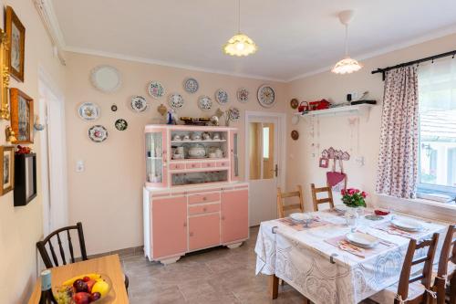 Una cocina o cocineta en Eperkert Vendégház
