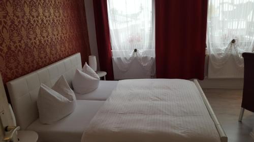 Ένα ή περισσότερα κρεβάτια σε δωμάτιο στο Hotel Schwanenburg