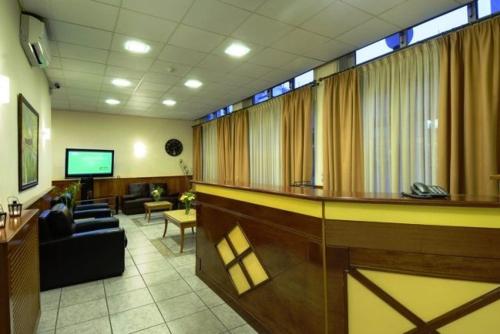 a waiting room with a waiting area with a waiting room at Hotel Admitos in Volos
