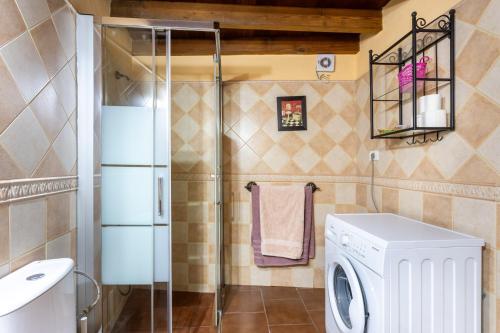 baño pequeño con lavadora y secadora en Home2Book Charming Rustic House El Pinar & Wifi, en El Pinar de El Hierro