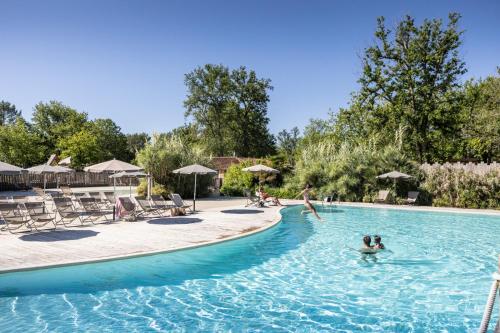 a group of people in a swimming pool at Huttopia Lac de l'Uby - Gers in Cazaubon