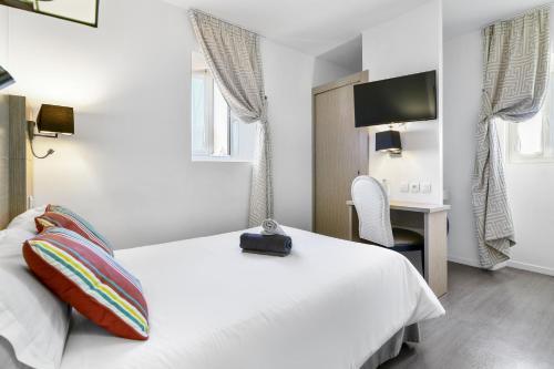 Una cama o camas en una habitación de Logis Hôtel & Restaurant La Villa Bleue