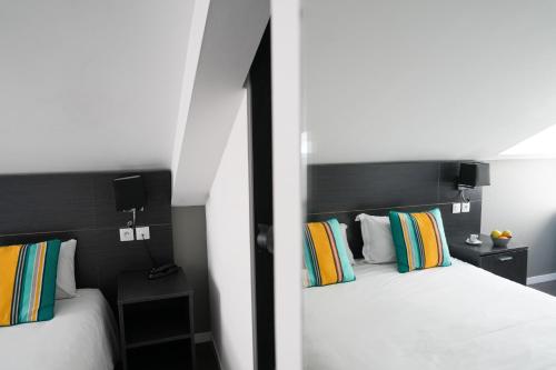 Una cama o camas en una habitación de Logis Hôtel & Restaurant La Villa Bleue