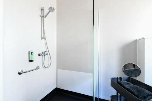 Un baño de Logis Hôtel & Restaurant La Villa Bleue