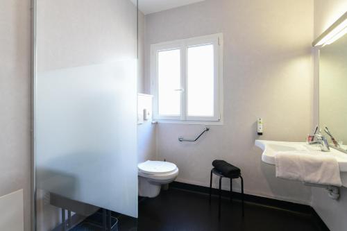 Un baño de Logis Hôtel & Restaurant La Villa Bleue