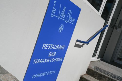 Un certificado, premio, letrero u otro documento en Logis Hôtel & Restaurant La Villa Bleue