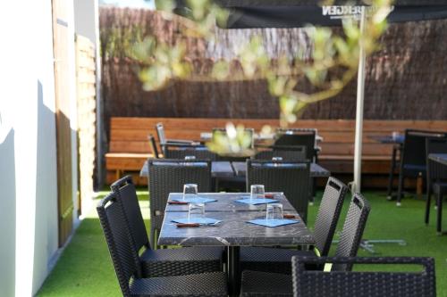Un restaurante u otro lugar para comer en Logis Hôtel & Restaurant La Villa Bleue