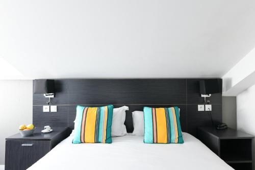Una cama o camas en una habitación de Logis Hôtel & Restaurant La Villa Bleue