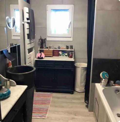 une petite cuisine avec un évier et une fenêtre dans l'établissement Charmant T4 face à la mer, à Port-de-Bouc