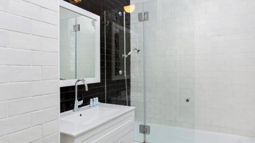 Renovated 3BR Penthouse by HolyGuest