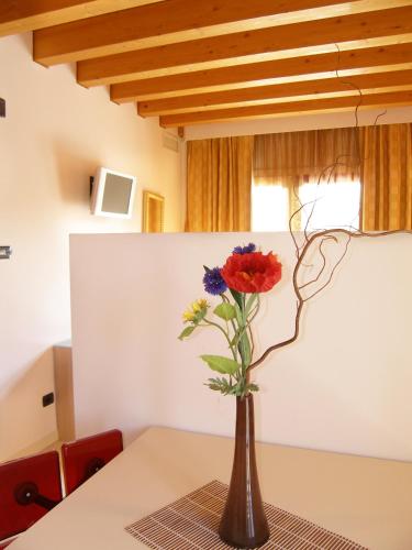 a vase filled with flowers sitting on a table at Relais Villa Annamaria Bed end Breakfast in Istrana