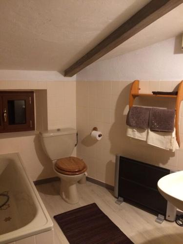 une salle de bain avec toilettes, lavabo et baignoire dans l'établissement Maison de caractère, à Saint-Jeannet
