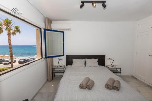 - une chambre avec un lit et une vue sur l'océan dans l'établissement Deluxe apartment sea views La Herradura, à La Herradura