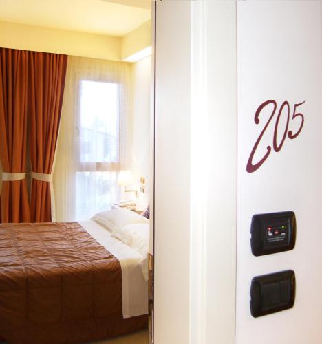 a bedroom with a bed and a window at Relais Villa Annamaria Bed end Breakfast in Istrana