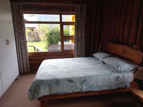 Katil atau katil-katil dalam bilik di A Log Home at Buffalo Creek