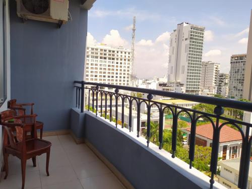 balcón con vistas a la ciudad en Tuệ Tĩnh Tower 21 en Nha Trang