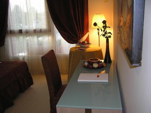 a room with a table with a lamp and a table with a table sidx sidx at Relais Villa Annamaria Bed end Breakfast in Istrana