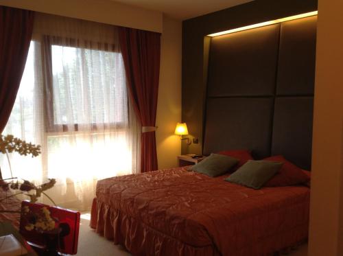 a bedroom with a large bed and a window at Relais Villa Annamaria Bed end Breakfast in Istrana