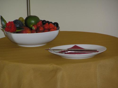 a bowl of fruit on a table with a bowl of strawberries at Relais Villa Annamaria Bed end Breakfast in Istrana