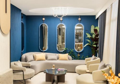 ein Wohnzimmer mit blauen Wänden und einem Sofa in der Unterkunft Adamar Hotel-Special Category in Istanbul