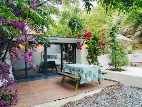 Κήπος έξω από το BayKus Guesthouse-Konukevi