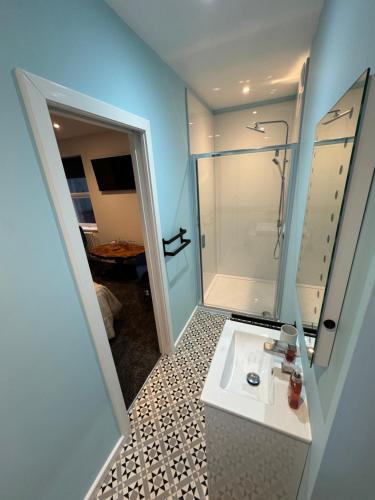 y baño con lavabo blanco y ducha. en Ashfield Guesthouse, en Douglas