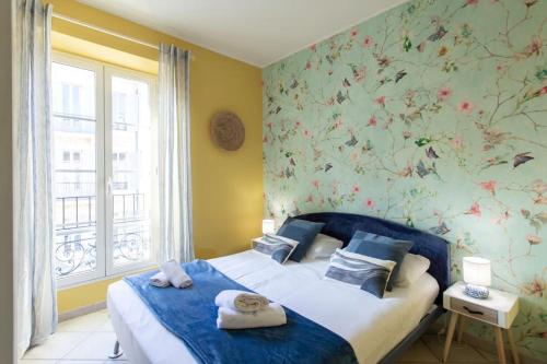 une chambre avec un lit avec des serviettes dessus dans l'établissement #13 Orange suite AC Wifi Balcony 3mins walk sea front, à Nice