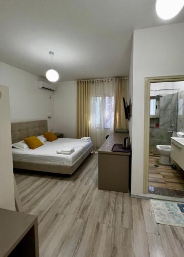 een slaapkamer met een bed en een badkamer bij Le Monde 2 in Borsh