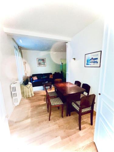 un salon avec une table et un canapé dans l'établissement Ravière, à Paris