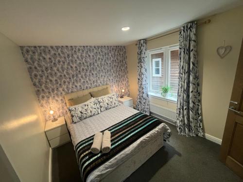 sypialnia z łóżkiem z dwoma butami w obiekcie Pheasant lodge - Balmaha 3 bed w Glasgow