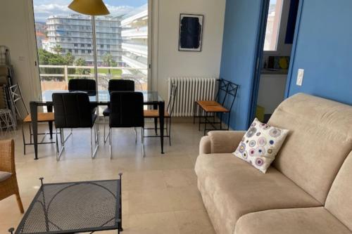 un salon avec un canapé, une table et des chaises dans l'établissement Nice Flat With Terrace On The Croisette, à Cannes