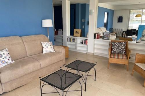 un salon avec un canapé et deux tables dans l'établissement Nice Flat With Terrace On The Croisette, à Cannes