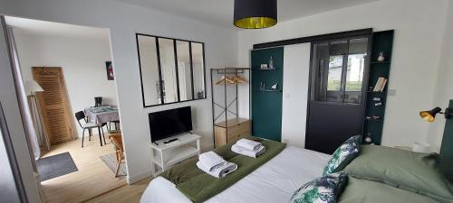 une chambre avec un lit et une télévision dans l'établissement CHAMBRE AVEC SUITE DE 26 M2, à Saint-Planchers