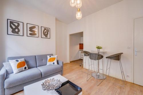 un salon avec un canapé et une table dans l'établissement The Old School - Dans le triangle d'or à Bordeaux, à Bordeaux